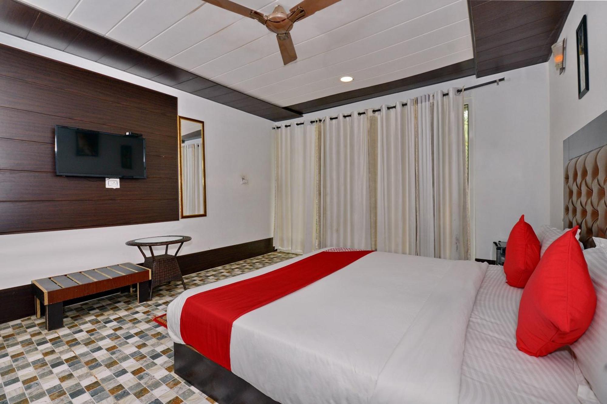 Collection O Retreat Morjim Resort Exterior photo